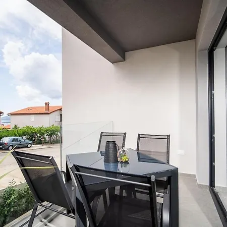 Lela Apartment *