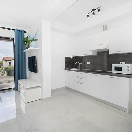 Lela Apartment *